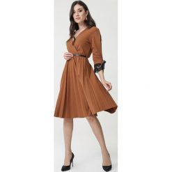 Camelowa Sukienka Kaylum. Brązowe sukienki damskie Born2be, na co dzień, s, w paski, z dzianiny, wizytowe, bez kołnierzyka, bez rękawów, proste. Za 109,99 zł.