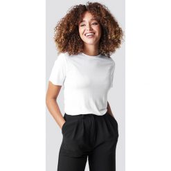NA-KD Basic T-shirt basic z okrągłym dekoltem - White. Białe t-shirty damskie marki NA-KD Basic, bez wzorów, z dzianiny, klasyczne, z okrągłym kołnierzem. Za 52,95 zł.