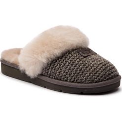 Kapcie UGG - W Cozy Knit Slipper 1095116 W/Chrc. Szare klapki damskie Ugg, bez wzorów, ze skóry, bez obcasa. Za 499,00 zł.