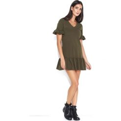 Khaki Krótka Dzianinowa Sukienka z Falbankami. Brązowe sukienki damskie Molly.pl, na co dzień, s, bez wzorów, z dzianiny, biznesowe, z dekoltem w serek, z krótkim rękawem, krótkie, mini, proste. Za 118,90 zł.