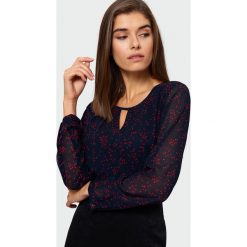 Elegancka bluzka z długim rękawem - 40. Bluzki damskie e-margeritka.pl, bez wzorów, z tkaniny, eleganckie, bez kołnierzyka, z długim rękawem. Za 69,99 zł.