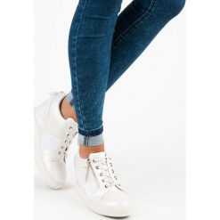 KYLIE modne sneakersy na koturnie białe. Białe czółenka damskie marki KYLIE, na koturnie. Za 109,00 zł.