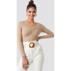 NA-KD Front Ruched Ribbed Top - Beige. Brązowe topy damskie NA-KD, bez wzorów, bez kołnierzyka. Za 100,95 zł.