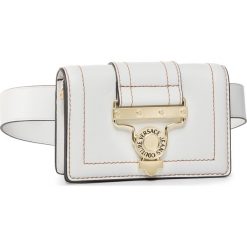 Saszetka nerka VERSACE JEANS COUTURE - E1VVBBS4 71493 003. Białe nerki damskie Versace Jeans Couture, bez wzorów, z jeansu, młodzieżowe, bez dodatków. Za 1499,00 zł.