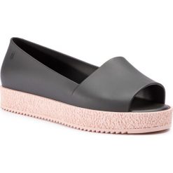 Półbuty MELISSA - Puzzle Ad 31882 Black/Pink 51421. Czarne półbuty damskie Melissa, na co dzień, bez wzorów, z tworzywa sztucznego, bez obcasa, na płaskiej podeszwie, bez zapięcia. W wyprzedaży za 219,00 zł.