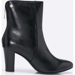Caprice - Botki. Czarne buty zimowe damskie marki Caprice, z materiału, na obcasie. W wyprzedaży za 159,90 zł.