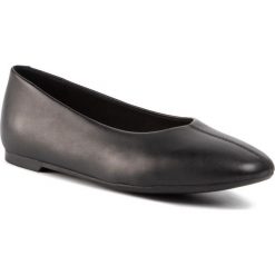 Baleriny CLARKS - Chia Violet 261429464 Black Leather. Czarne baleriny damskie Clarks, bez wzorów, ze skóry ekologicznej, klasyczne, bez obcasa, na płaskiej podeszwie, bez zapięcia. W wyprzedaży za 189,00 zł.