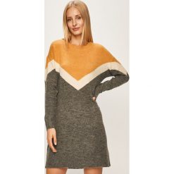 Vero Moda - Sukienka. Pomarańczowe sukienki damskie Vero Moda, na co dzień, s, bez wzorów, z elastanu, casualowe, z okrągłym kołnierzem, z długim rękawem, długie, mini, proste. W wyprzedaży za 99,90 zł.