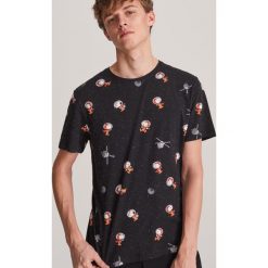 T-shirt z nadrukiem Snoopy - Czarny. Czarne t-shirty męskie Reserved, s, z nadrukiem. Za 49,99 zł.