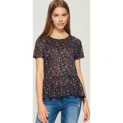 T-shirt w kwiaty - Czarny. Czarne t-shirty damskie marki Sinsay, l, w kwiaty. W wyprzedaży za 19,99 zł.