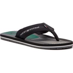 Japonki TOMMY HILFIGER - Striped Footbed Beach Sandal FM0FM01933 Black 990. Czarne klapki męskie TOMMY HILFIGER, z tworzywa sztucznego, bez zapięcia. W wyprzedaży za 129,00 zł.