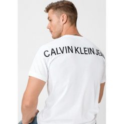 Calvin Klein Institutional Koszulka Biały. Białe podkoszulki męskie Calvin Klein, xl, z nadrukiem, z bawełny, bez kołnierzyka, z krótkim rękawem, krótkie. Za 206,95 zł.