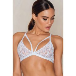 Biustonosze bardotka: NA-KD Lingerie Biustonosz z paseczkami i trójkątną wstawką z tyłu – White