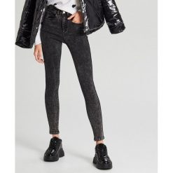 Jeansy high waist z lampasem - Szary. Szare jeansy damskie Cropp, z podwyższonym stanem. W wyprzedaży za 49,99 zł.