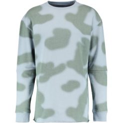 Maharishi CAMO OVERSIZED CREW Bluza skyline ghost. Niebieskie bejsbolówki męskie Maharishi, m, z bawełny. W wyprzedaży za 1039,20 zł.