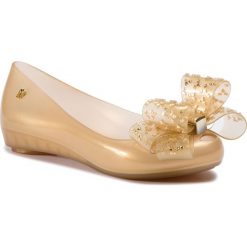 Baleriny MELISSA - Ultragirl Sweet Xvi Ad 32496 Beige 19823. Żółte baleriny damskie marki Melissa, z tworzywa sztucznego, klasyczne, na płaskiej podeszwie. Za 279,00 zł.