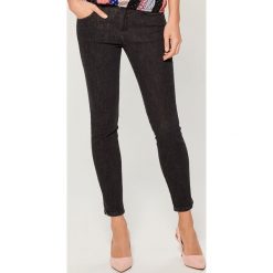 Jeansy skinny fit - Czarny. Czarne jeansy damskie marki Mohito. Za 119,99 zł.