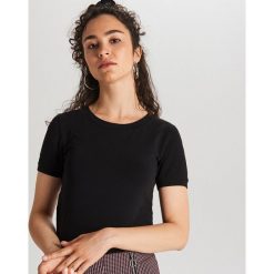Gładka koszulka z krótkim rękawem - Czarny. Czarne koszulki damskie Cropp, s, bez wzorów, bez kołnierzyka. Za 24,99 zł.