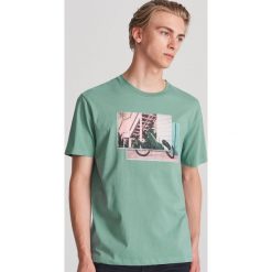 T-shirt z nadrukiem - Turkusowy. Niebieskie t-shirty męskie Reserved, xl, z nadrukiem. W wyprzedaży za 29,99 zł.