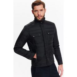 Kurtka męska ze stójką i dodatkowymi kieszeniami zewnętrznymi. Czarne kurtki męskie Top Secret, na lato, m, bez wzorów, eleganckie, krótkie, bez kaptura. W wyprzedaży za 99,99 zł.