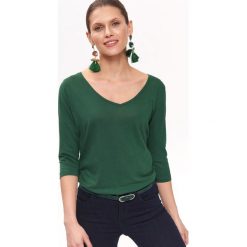LUŹNY T-SHIRT DAMSKI Z DEKOLTEM W SEREK. Zielone t-shirty damskie Top Secret, bez wzorów, z dekoltem w serek. W wyprzedaży za 19,99 zł.