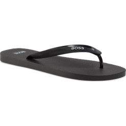 Japonki BOSS - Pacific 50428976 10225972 01 Black 001. Czarne klapki męskie Boss, bez wzorów, z tworzywa sztucznego. Za 219,00 zł.