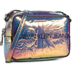 Torebka CALVIN KLEIN JEANS - Camera Bag Iridescent K60K607379 0IY. Listonoszki damskie Calvin Klein Jeans, na co dzień, bez wzorów, z jeansu, bez dodatków. Za 299,00 zł.