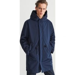 Ocieplana parka z kapturem - Granatowy. Niebieskie parki męskie marki Reserved, s, bez wzorów, z kapturem. Za 239,99 zł.