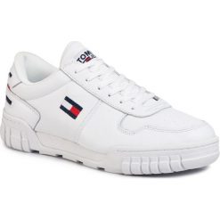 Sneakersy TOMMY JEANS - Essential Retro Sneaker EM0EM00444 White YBS. Białe sneakersy męskie Tommy Jeans, na co dzień, bez wzorów, z jeansu, klasyczne, bez zapięcia. Za 449,00 zł.
