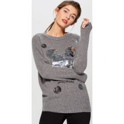 Sweter ze strukturalną aplikacją Mickey Mouse Special Collection - Szary. Szare swetry klasyczne damskie marki Mohito, l. Za 129,99 zł.
