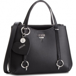 Torebka GUESS - HWVY71 70050 BLA. Czarne torebki klasyczne damskie Guess, z aplikacjami, ze skóry ekologicznej. Za 589,00 zł.