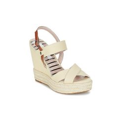 Sandały Pepe jeans WALKER PLAIN. Brązowe sandały damskie Pepe Jeans, bez wzorów, z jeansu, bez obcasa, bez zapięcia. W wyprzedaży za 230,30 zł.