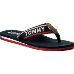 Japonki TOMMY JEANS - Low Beach Sandal EN0EN00066 Tommy Navy 406. Niebieskie klapki damskie marki Tommy Jeans, bez wzorów, z jeansu, bez obcasa. W wyprzedaży za 119,00 zł.