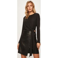 Marciano Guess - Bluzka. Czarne bluzki damskie MARCIANO GUESS, z aplikacjami, z poliesteru, biznesowe, z okrągłym kołnierzem, z długim rękawem. W wyprzedaży za 299,90 zł.