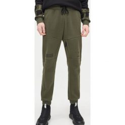 Dresowe joggery basic - Khaki. Brązowe spodnie męskie Cropp, s, bez wzorów, z dresówki. Za 119,99 zł.