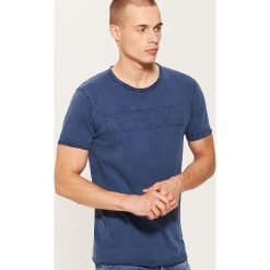 T-shirt z napisem - Niebieski. Niebieskie t-shirty męskie marki House, l, z napisami. W wyprzedaży za 29,99 zł.