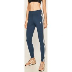 Adidas Originals - Legginsy. Szare legginsy damskie adidas Originals, z aplikacjami, z elastanu. Za 129,90 zł.