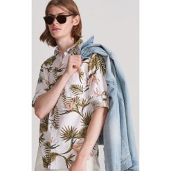 Koszula z roślinnym nadrukiem - Khaki. Brązowe koszule męskie Reserved, s, z nadrukiem, bez kołnierzyka, bez rękawów. Za 89,99 zł.