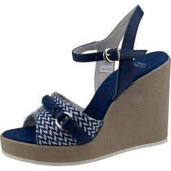 Skórzane sandały w kolorze granatowym. Niebieskie sandały damskie U.S. Polo Shoes, bez wzorów, z otwartym noskiem, bez obcasa, na obcasie, ze sprzączką. W wyprzedaży za 257,95 zł.