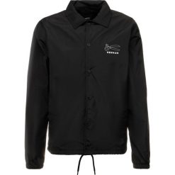 Denham COACH BASIC Kurtka wiosenna shadow black. Czarne kurtki męskie marki Denham, m, bez wzorów, z poliesteru, bez kaptura. Za 629,00 zł.
