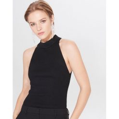 Top z dekoltem halter - Czarny. Czarne topy damskie Mohito, s, bez wzorów, bez kołnierzyka. W wyprzedaży za 39,99 zł.
