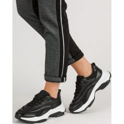 SZNUROWANE OBUWIE SPORTOWE. Buty sportowe damskie Merg, bez wzorów, sportowe. W wyprzedaży za 99,90 zł.