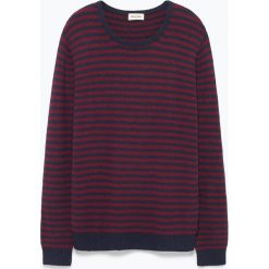 Sweter "Ulicity" w kolorze granatowo-ciemnoczerwonym. Niebieskie swetry męskie American Vintage, m, w paski, z wełny, z okrągłym kołnierzem, bez kaptura. W wyprzedaży za 142,95 zł.