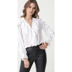 Biała Koszula Tuscaloosa. Białe bluzki damskie Born2be, uniwersalny, bez wzorów, eleganckie, z falbankami, bez rękawów. Za 99,99 zł.