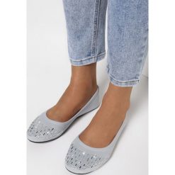 Jasnoszare Balerinki Atereino. Szare baleriny damskie Born2be, bez wzorów, bez obcasa. Za 39,99 zł.