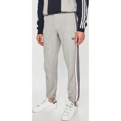 Adidas Originals - Spodnie. Szare spodnie męskie adidas Originals, na co dzień, m, bez wzorów, z bawełny, casualowe. W wyprzedaży za 239,90 zł.