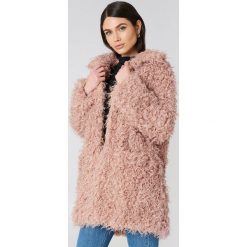 NA-KD Trend Sztuczne futro - Pink. Różowe futra damskie marki NA-KD Trend. W wyprzedaży za 145,98 zł.