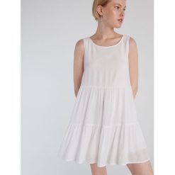 Letnia sukienka oversize -. Sukienki damskie Sinsay, na lato, s, bez wzorów, bez kołnierzyka, bez rękawów, oversize. W wyprzedaży za 39,99 zł.