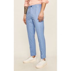 Calvin Klein - Spodnie. Niebieskie spodnie męskie Calvin Klein, na co dzień, bez wzorów, z bawełny. Za 549,90 zł.