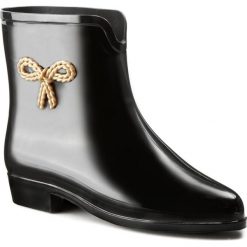 Kalosze MEL BY MELISSA - Mel Ankle Boot Sp Ad 30714 Black 01003. Czarne kalosze damskie marki Mel by Melissa, bez wzorów, z tworzywa sztucznego. W wyprzedaży za 119,00 zł.